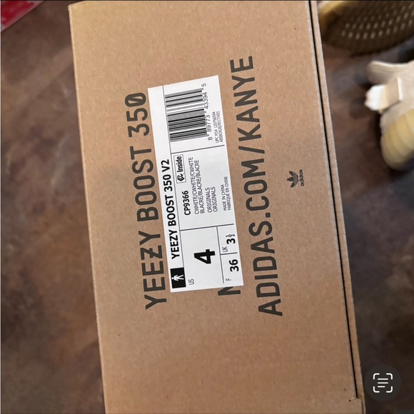 Adidas Yeezy Boost 350 V2 - Picture 4 of 4